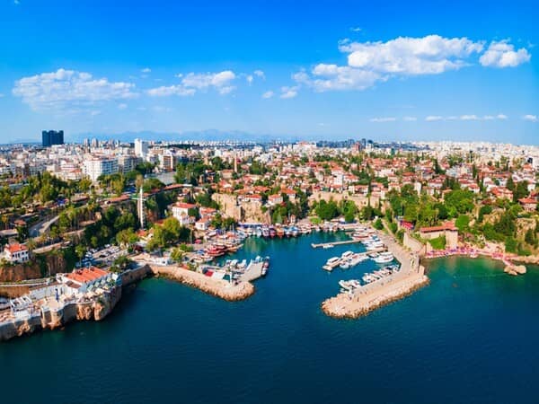 Barometrul vacanțelor Coral Travel 2026: când rezervă românii, cât cheltuiesc și unde pleacă