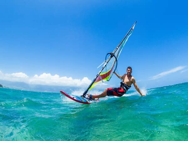 De ce merită să încerci windsurfingul în vacanță