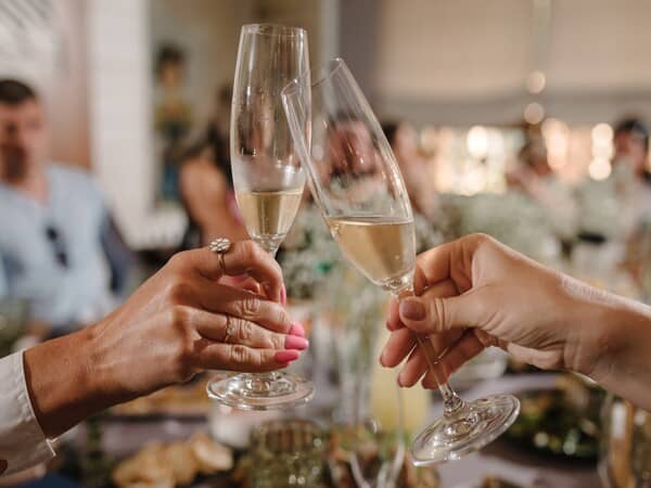 Gala dinner de Revelion la hotel: ce înseamnă, dacă e obligatorie și cât costă