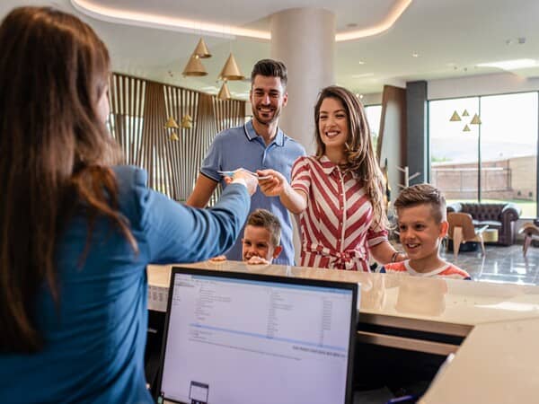 Ora de check-in în hotel: reguli, opțiuni și detalii care contează în prima zi