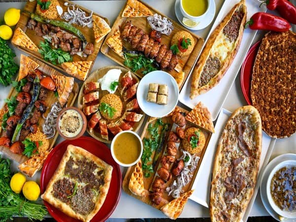 Bucătăria turcească: preparate tradiționale, deserturi și experiențe culinare de încercat în vacanță