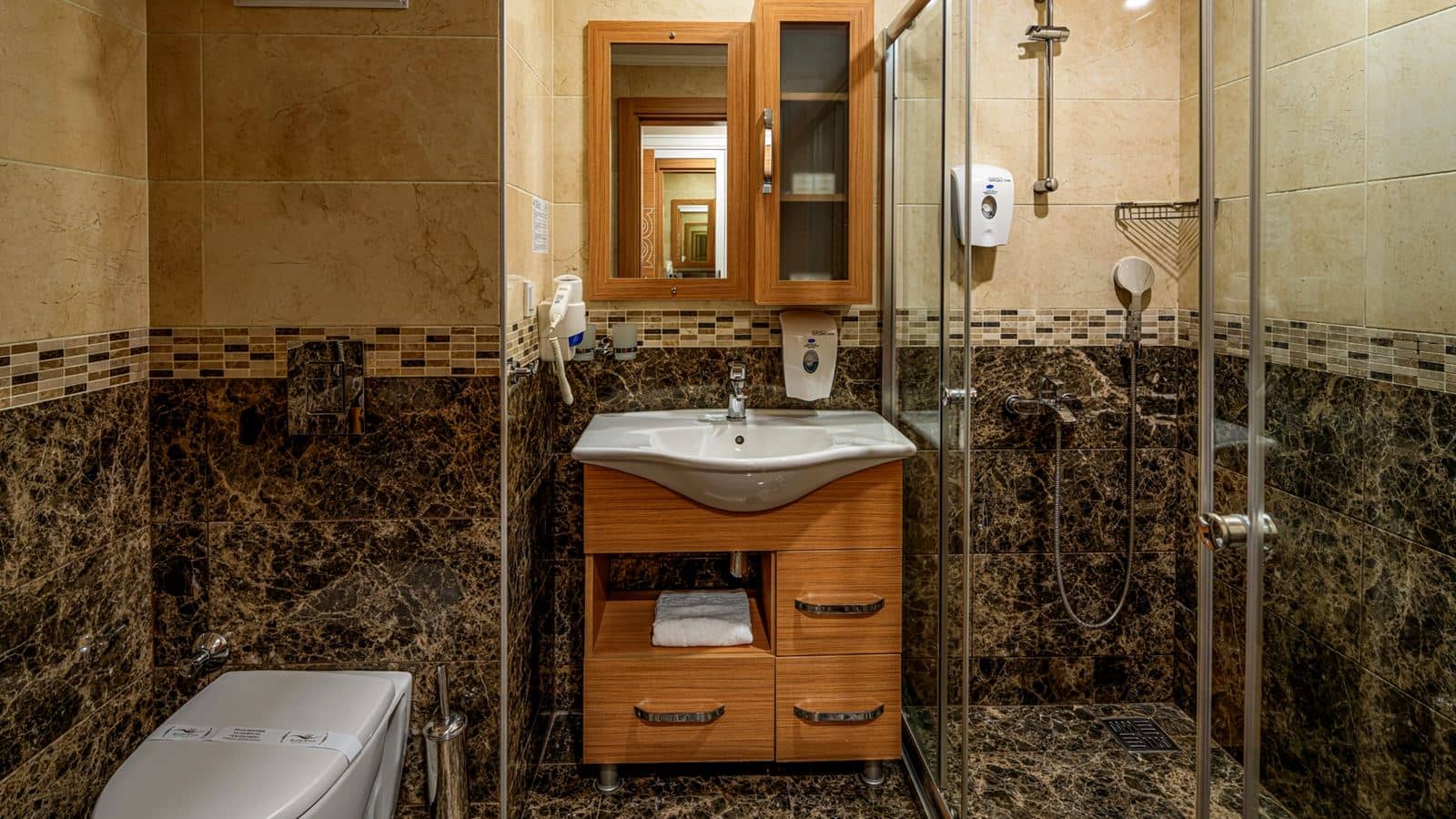 rooms-coral-room