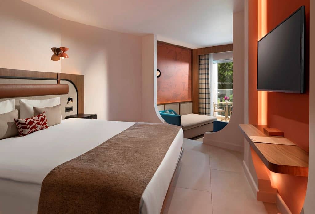 rooms-deluxe-large-land-side-type-2d