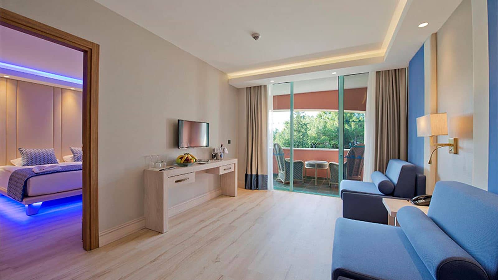 rooms-deluxe-suite-with-jacuzzi-land-side