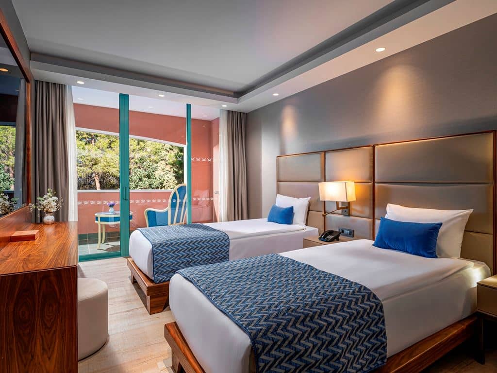 rooms-deluxe-family-room-land-side