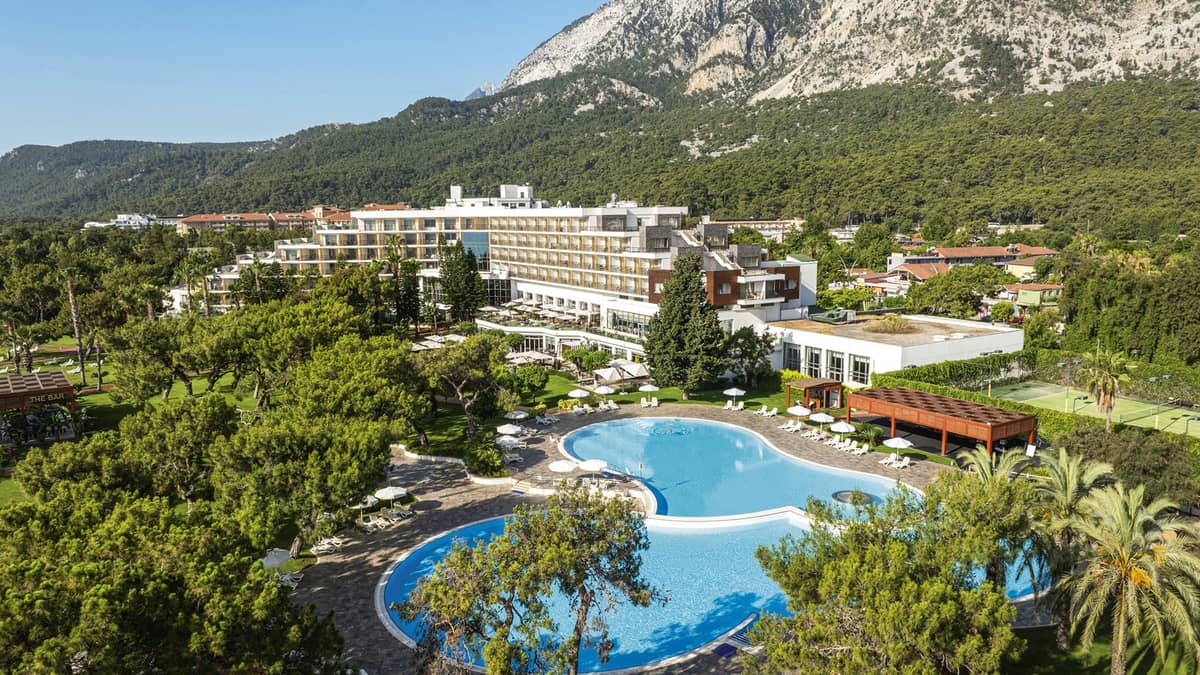Plaja de la Rixos Beldibi, cu Munții Taurus în fundal