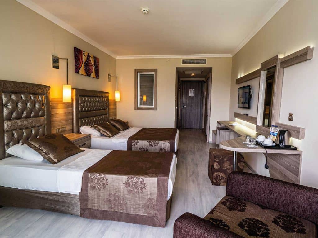 rooms-standard-land-view-room