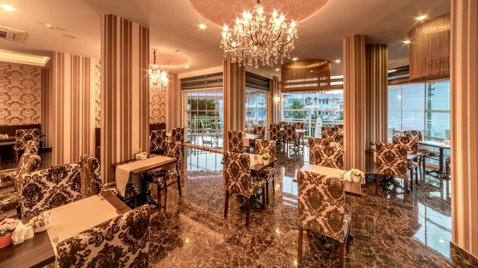 restaurants-breakfast-hall