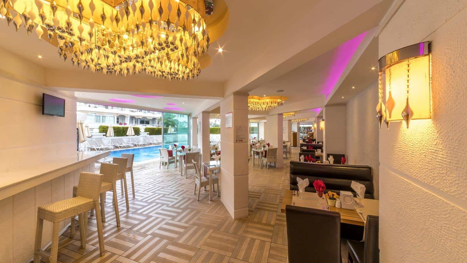restaurants-snack-at-pool