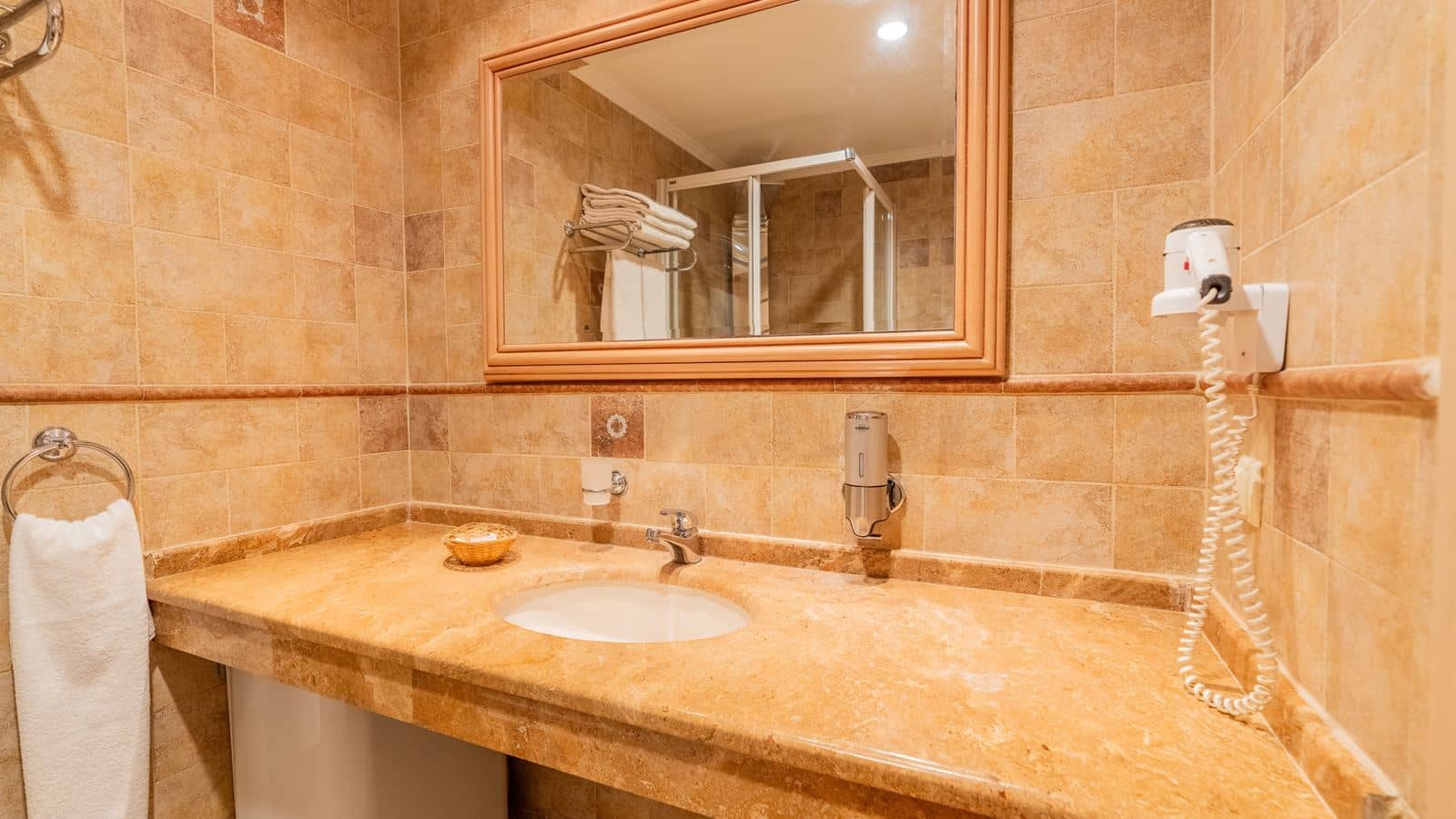 rooms-deluxe-family-room