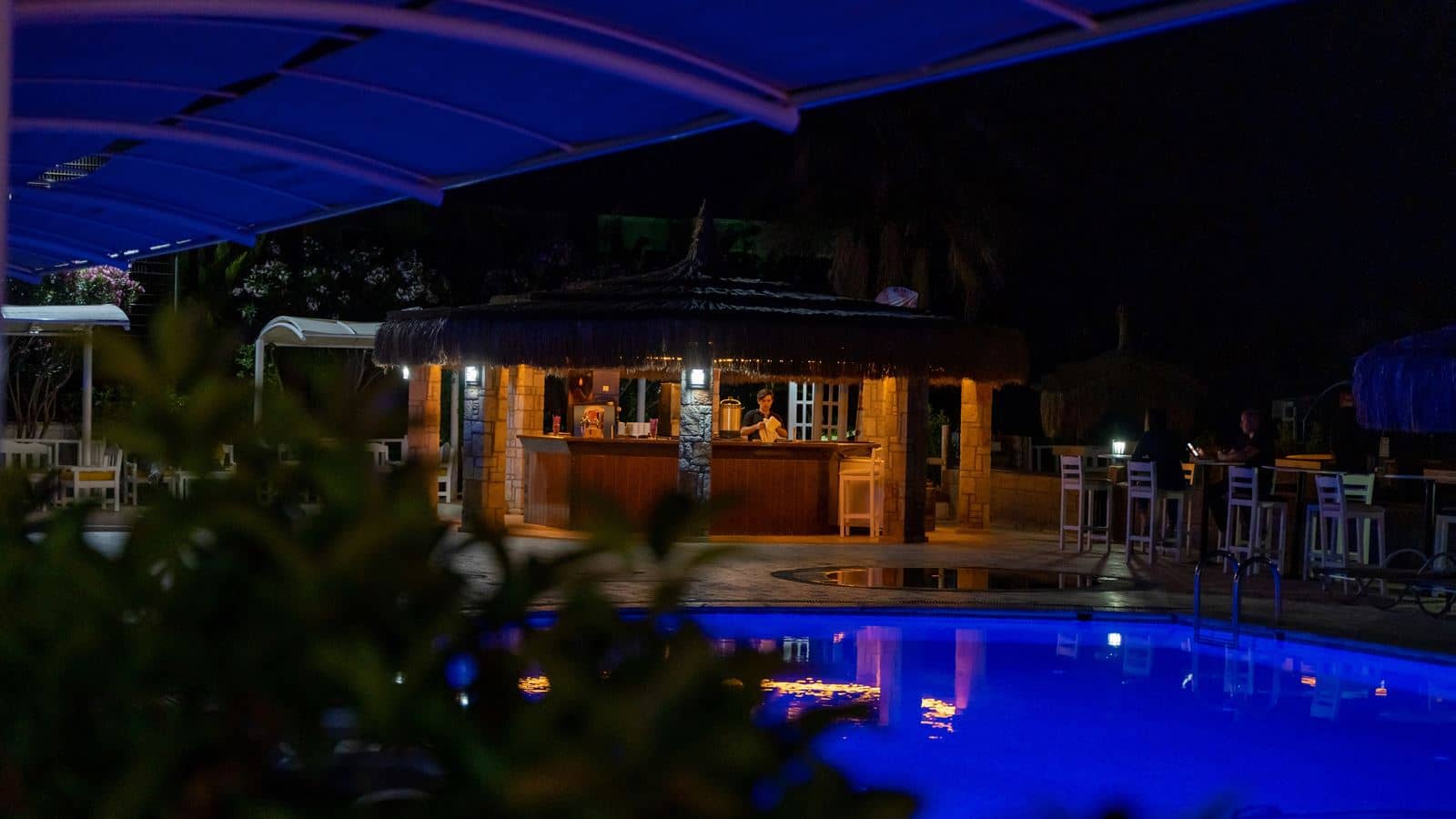 bars-outdoor-pool