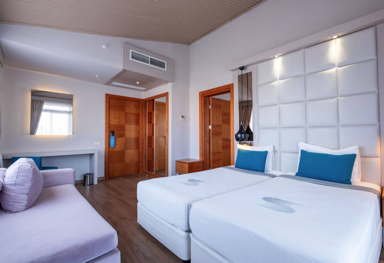 rooms-family-room-land