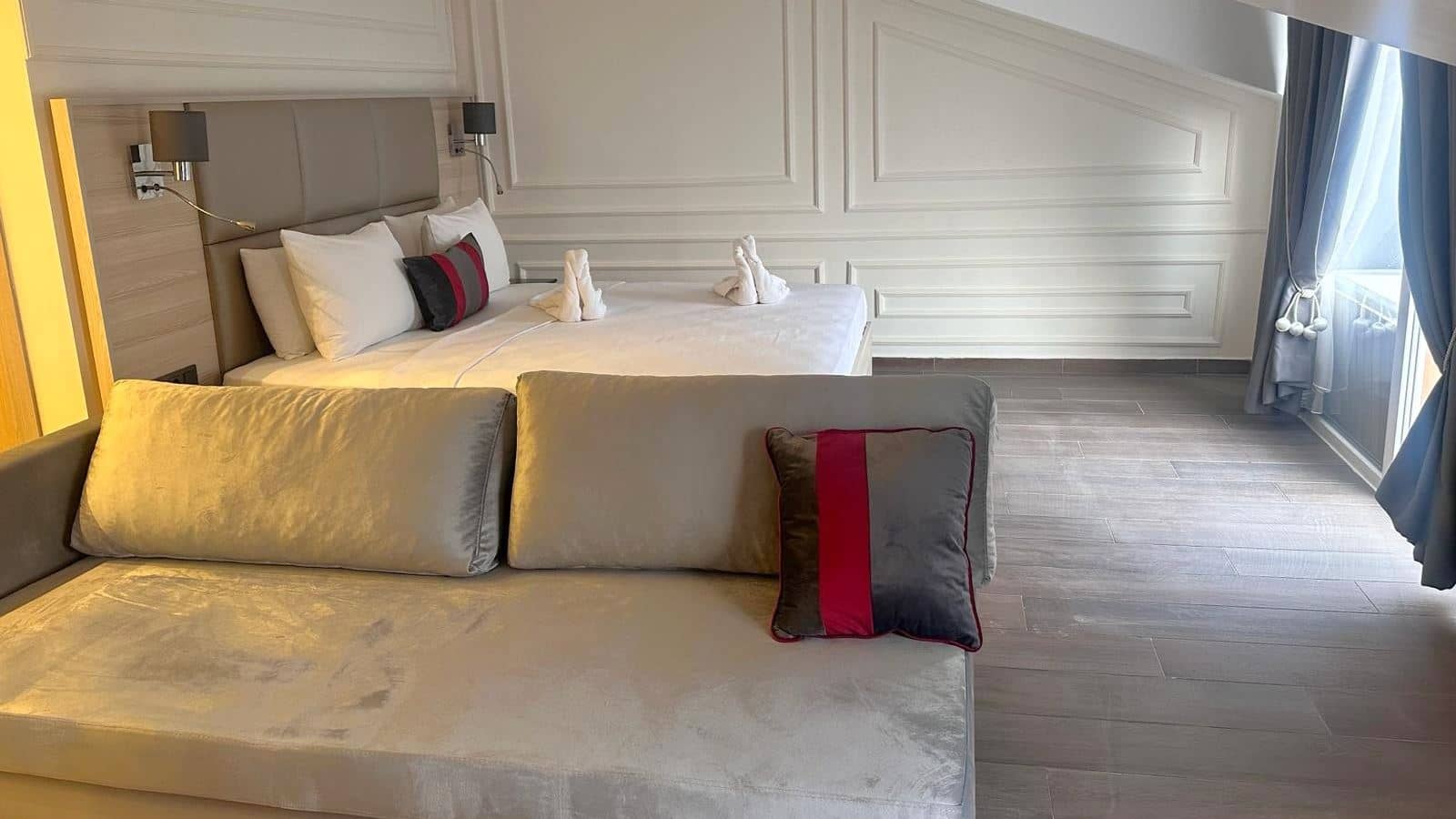 rooms-deluxe-jacuzzi-room