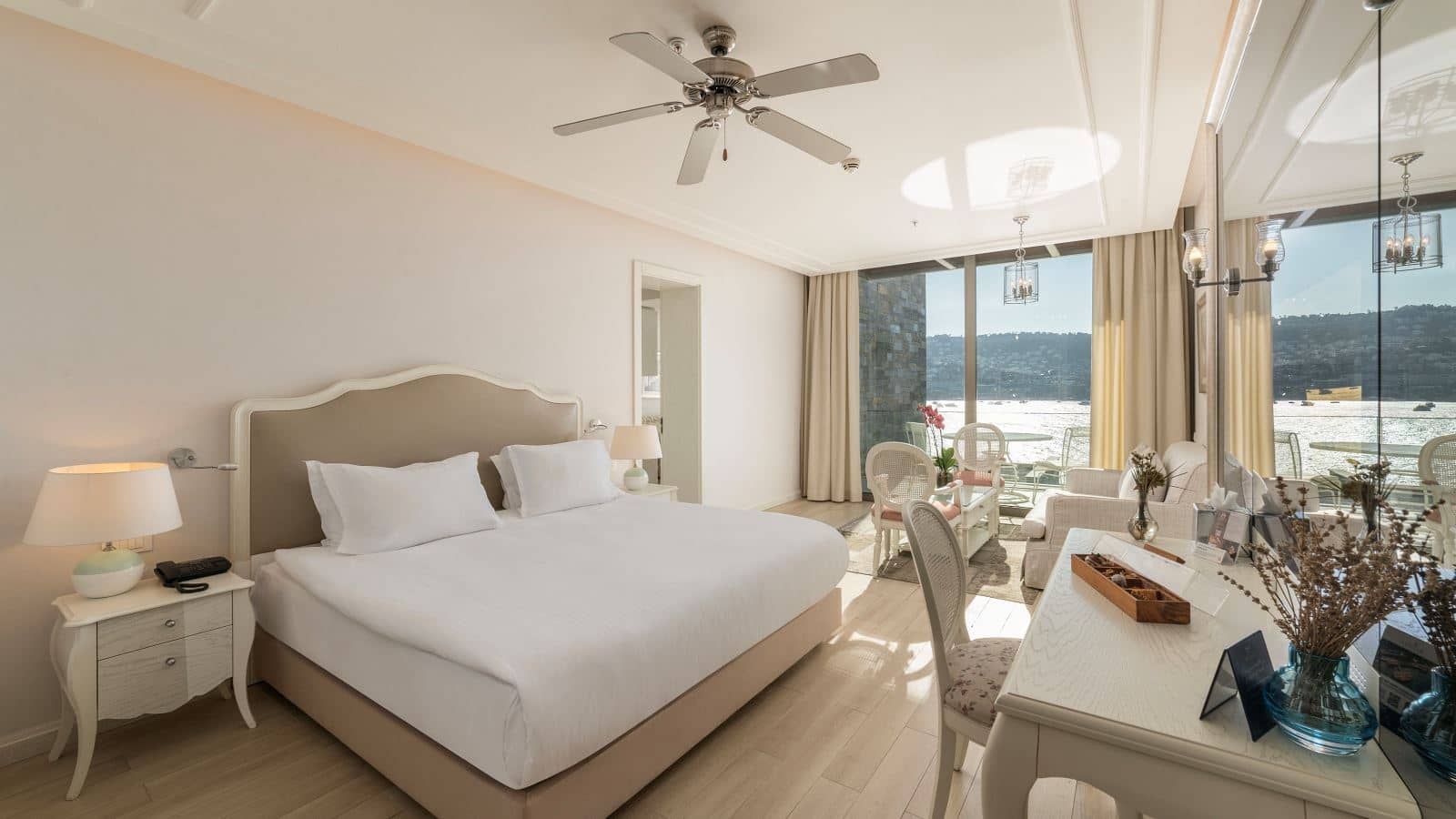 rooms-exclusive-suite-with-living-room-sea-view