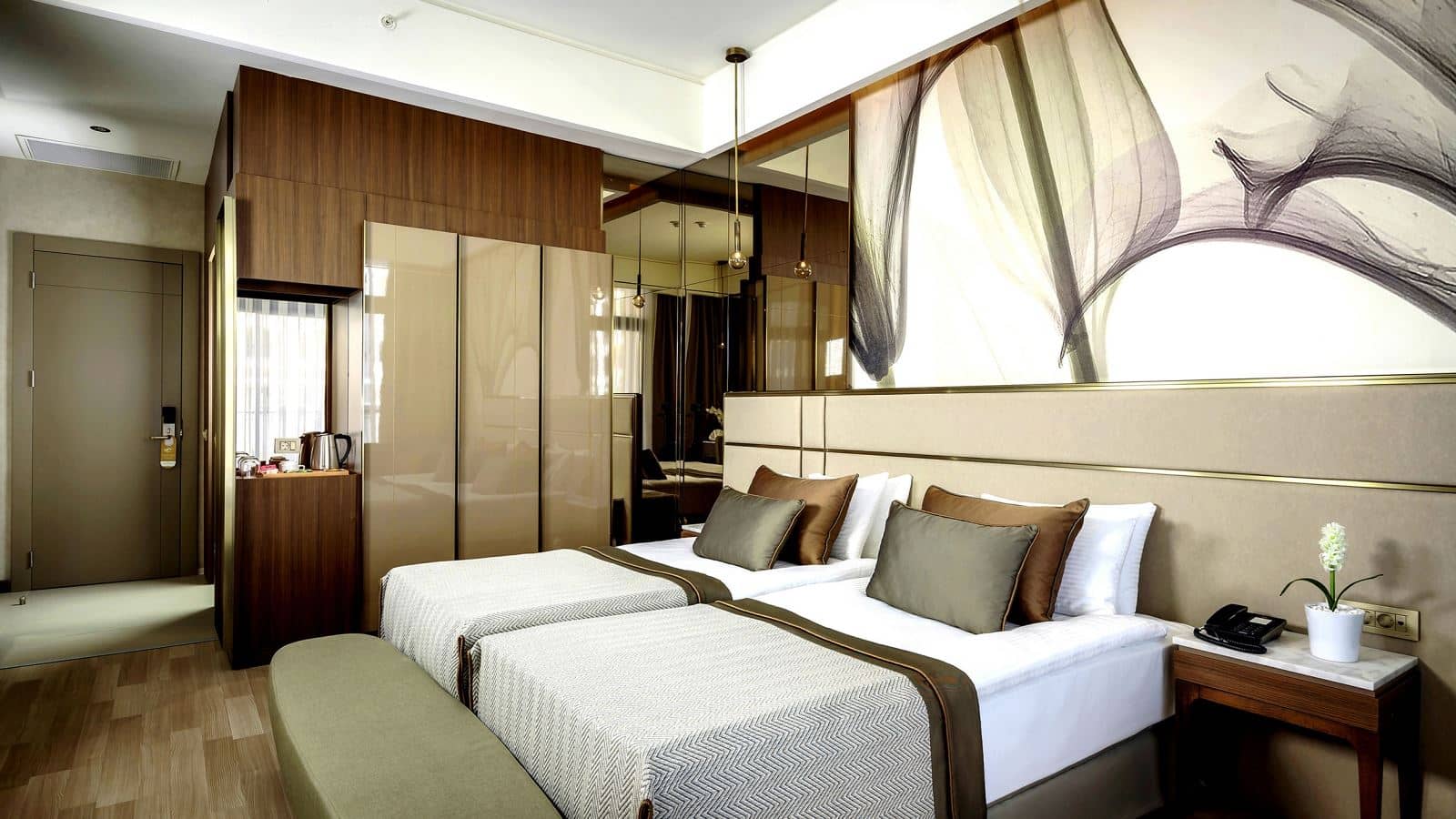 rooms-swim-up-room