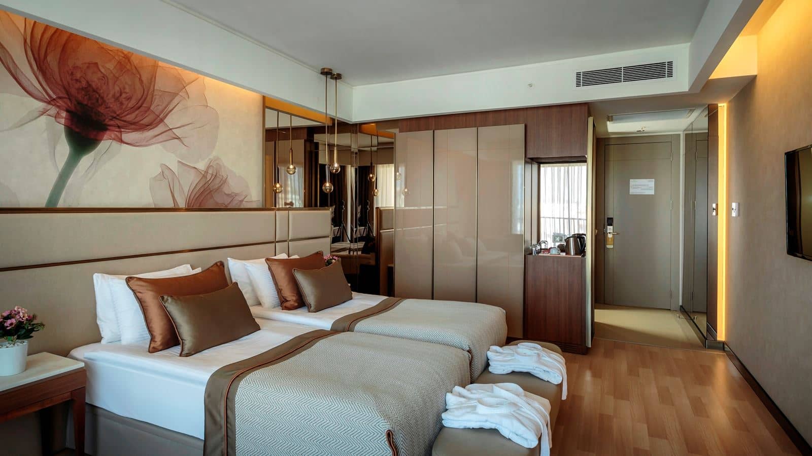 rooms-standard-room-poolside-with-balcony