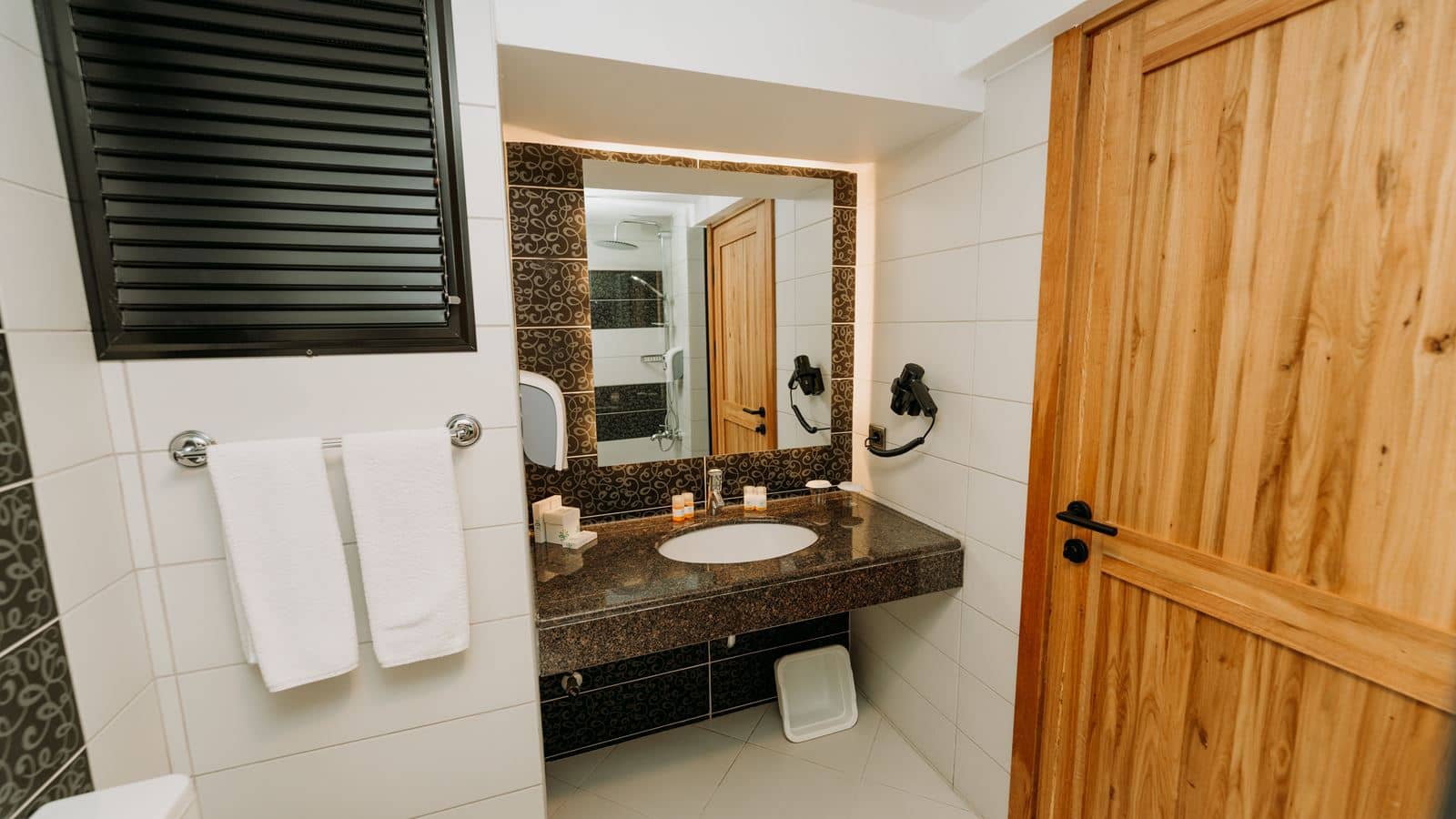 rooms-lagoon-swim-up-room--direct-pool-access