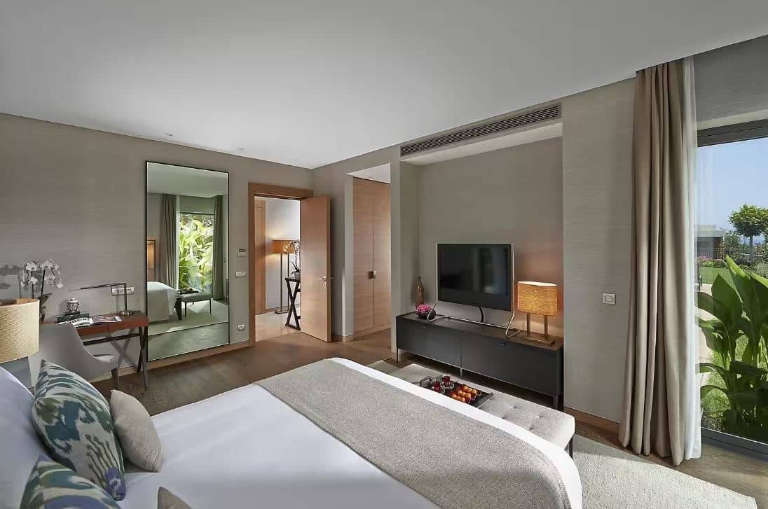 rooms-three-bedroom-apartment-with-pool