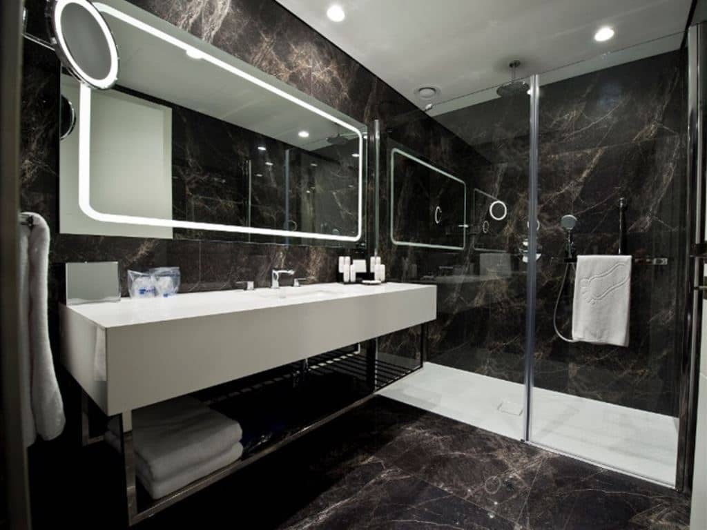 rooms-standard-room-city-view