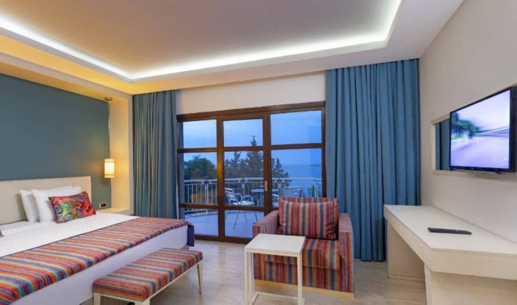 rooms-coral-room
