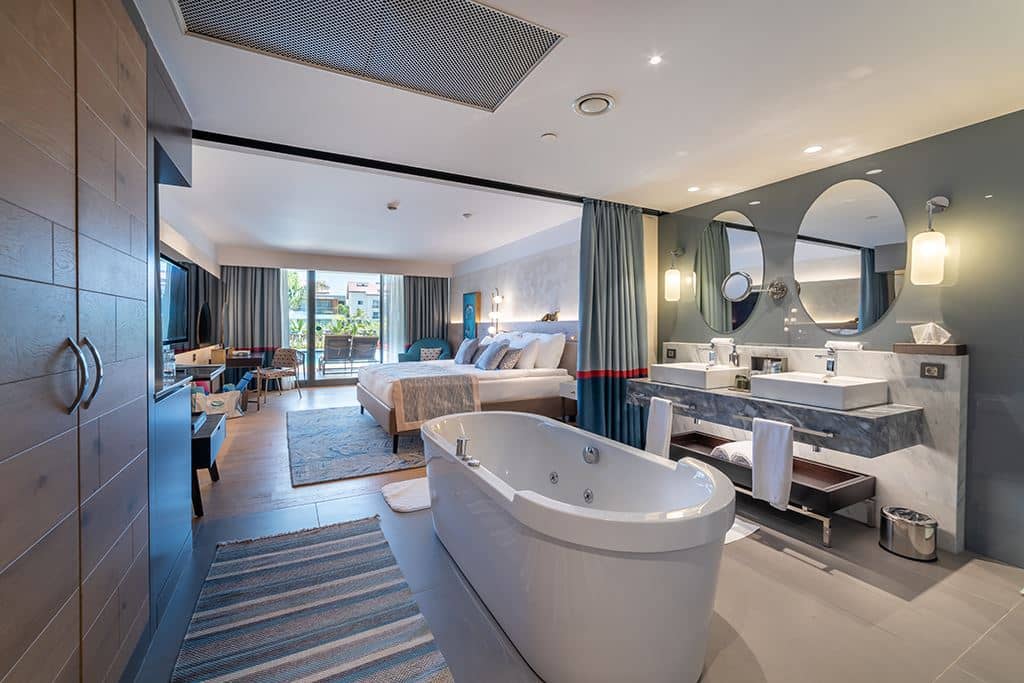 rooms-superior-double-swimup-room