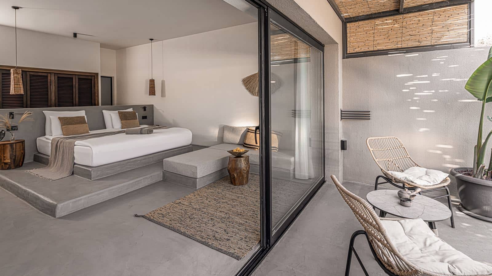 rooms-balmy-signature-swim-up-room