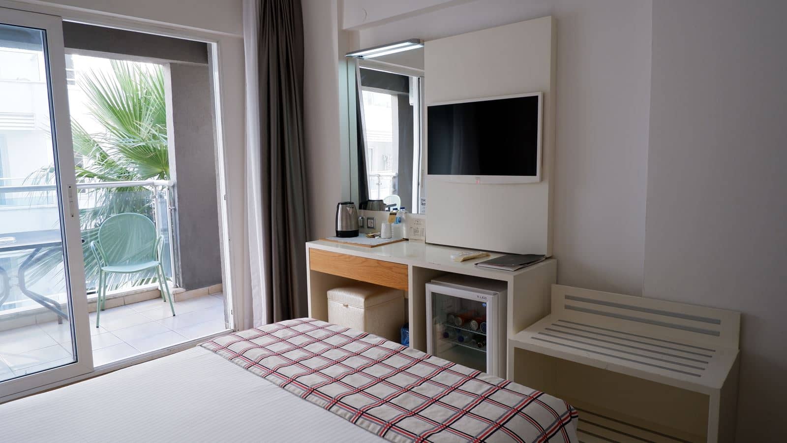rooms-standard-land-view-room