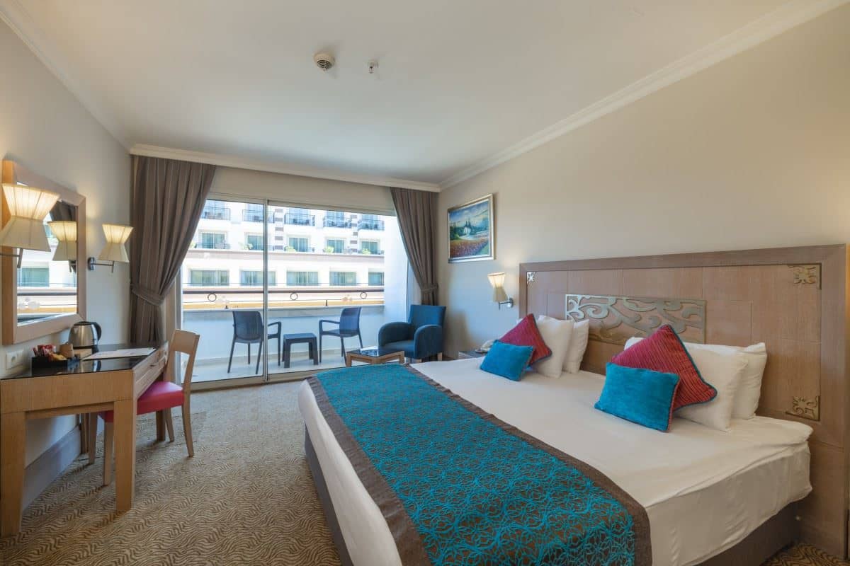rooms-family-room-land-view