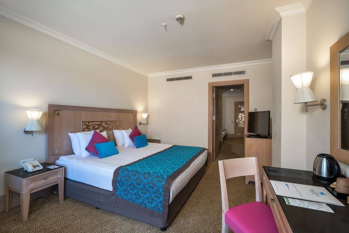 rooms-family-room-land-view