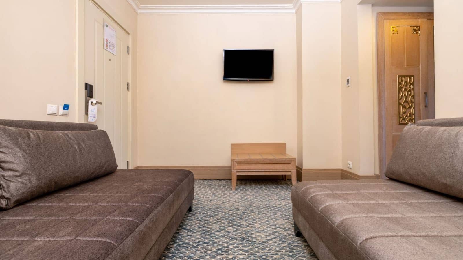 rooms-family-room-land-view