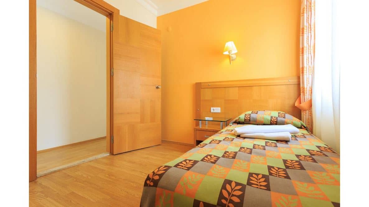 rooms-family-garden-view