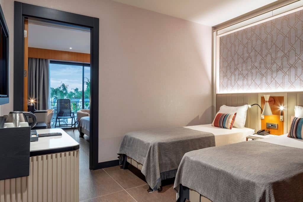 rooms-family-swim-up-room-garden-view