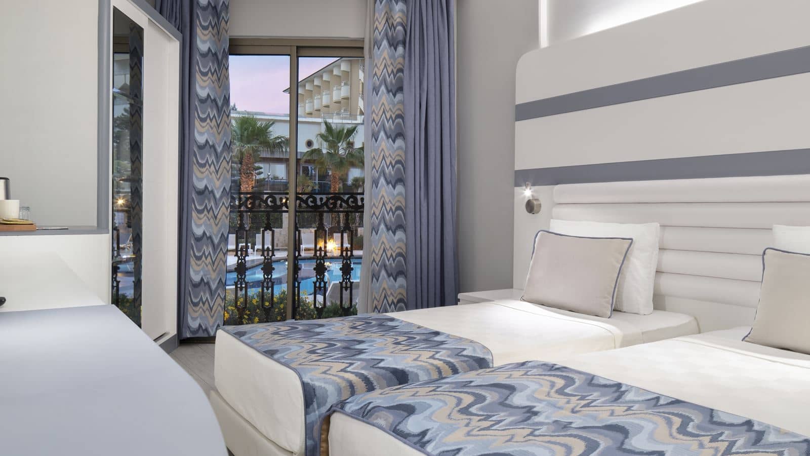 rooms-deluxe-standard-room-with-french-balcony