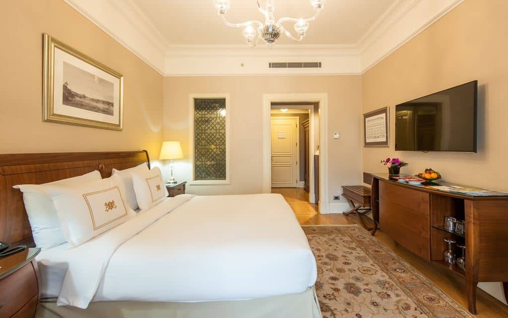 rooms-deluxe-pera-view-room