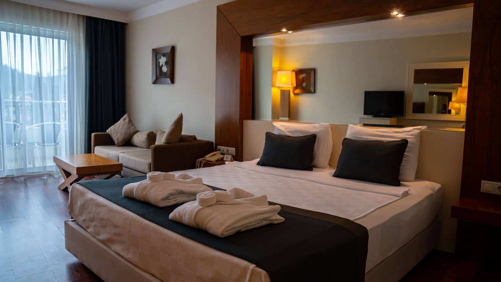 rooms-economy-room-french-balcony