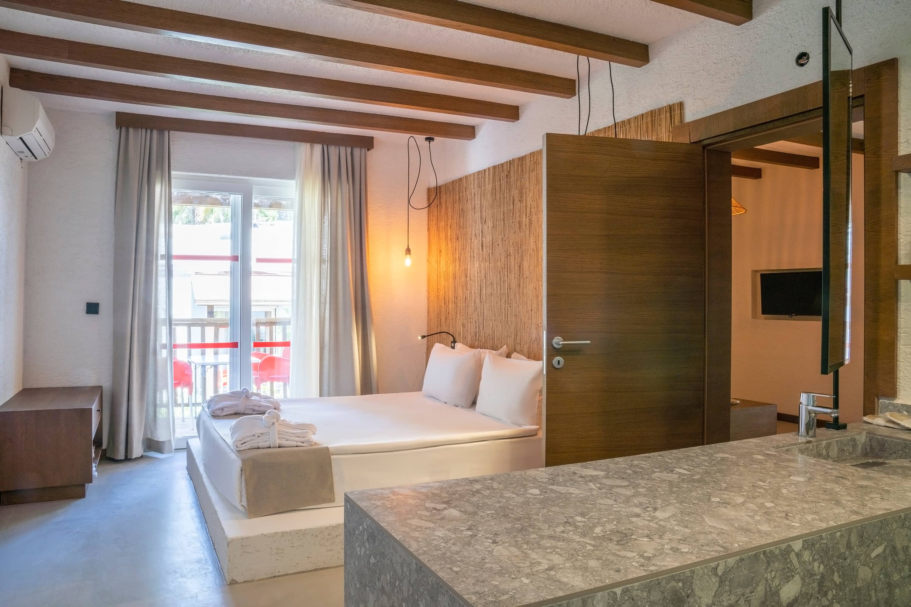 rooms-deluxe-suit-room