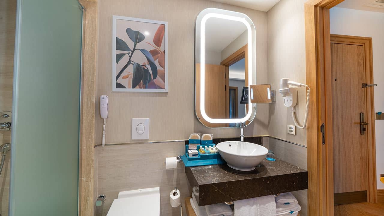rooms-family-room-land-view