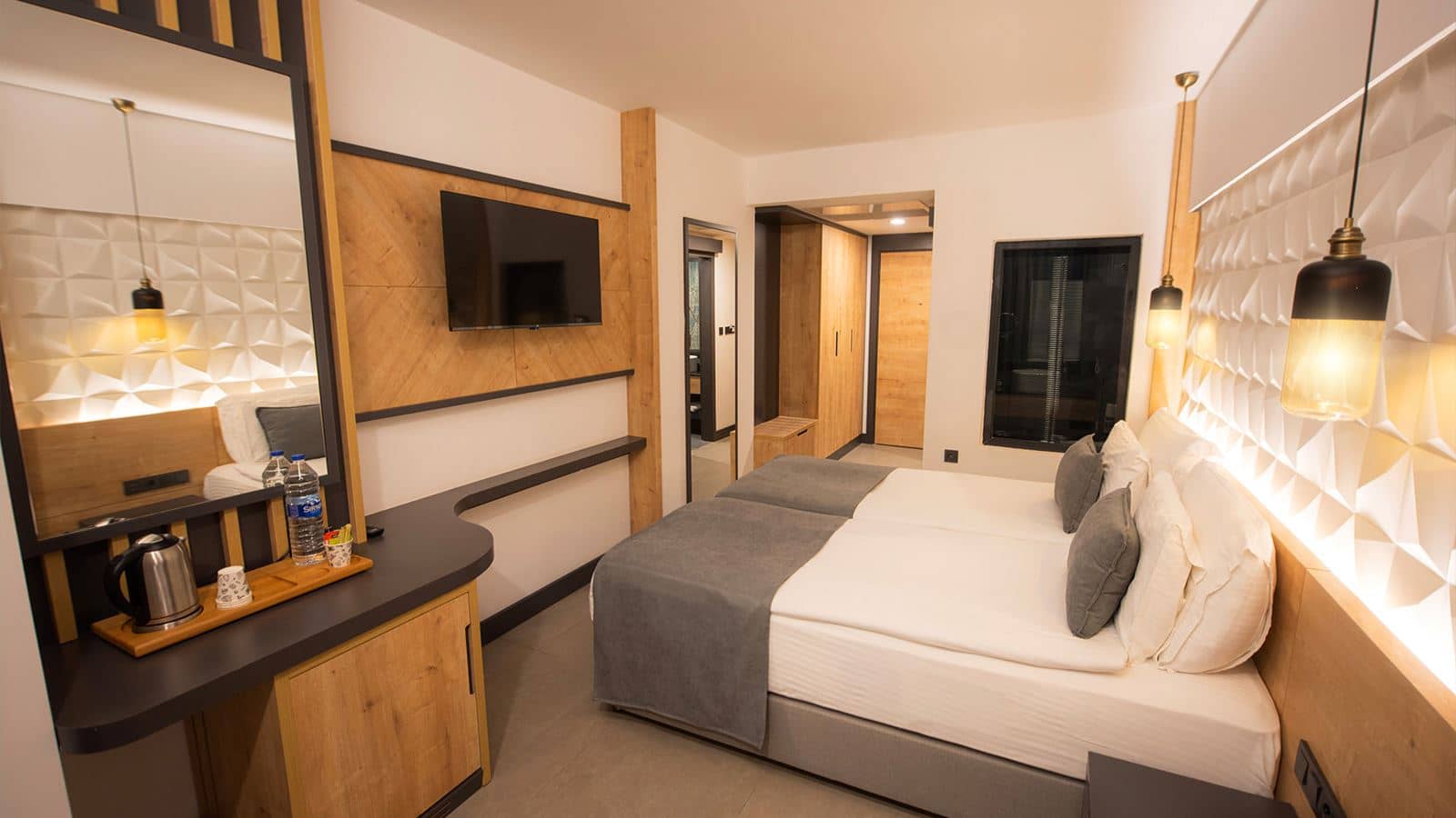 rooms-deluxe-room-balcony