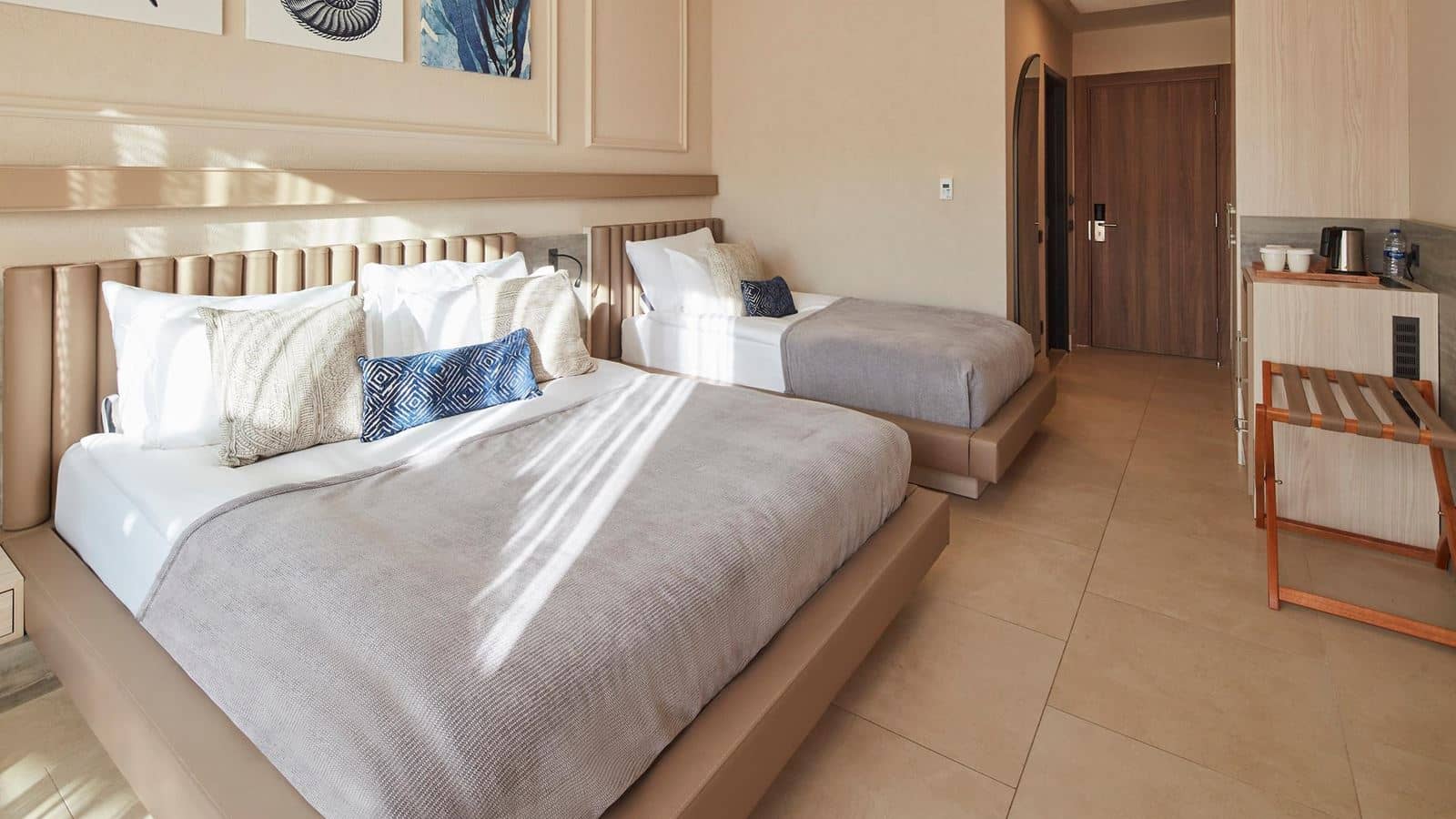 rooms-deluxe-pool-view-room