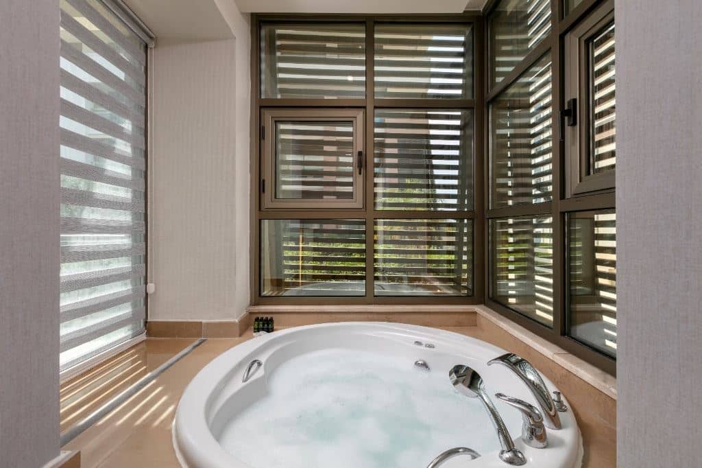 rooms-family-room-with-jacuzzi