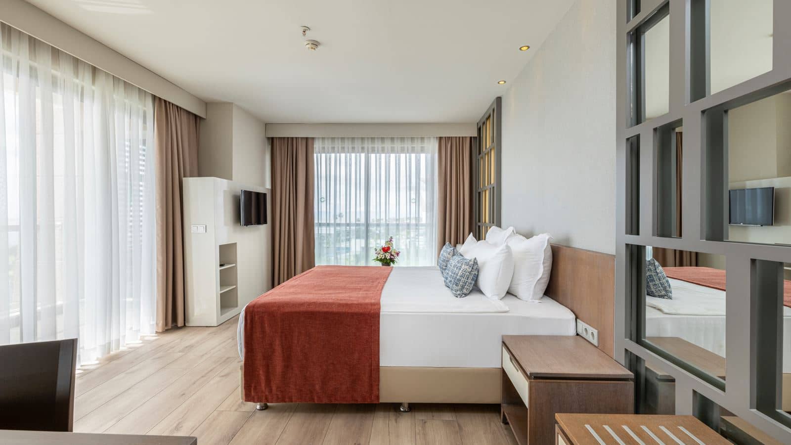 rooms-deluxe-jacuzzi-balcony-land-view