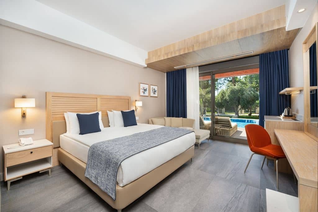 rooms-swim-up-room