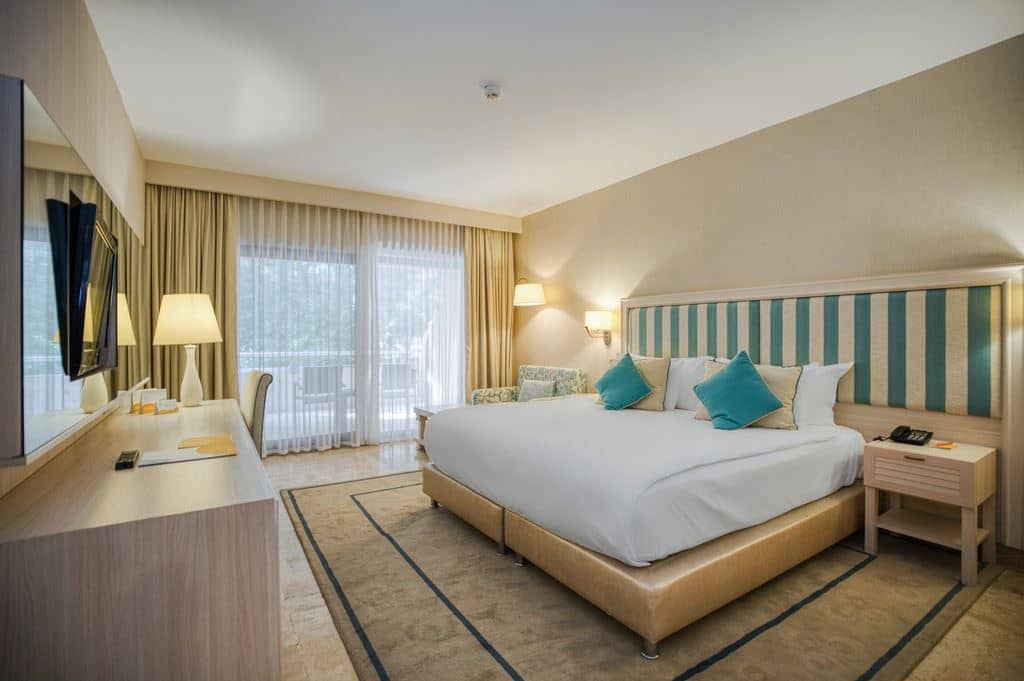rooms-deluxe-family-room