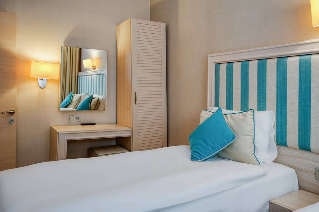 rooms-deluxe-family-room