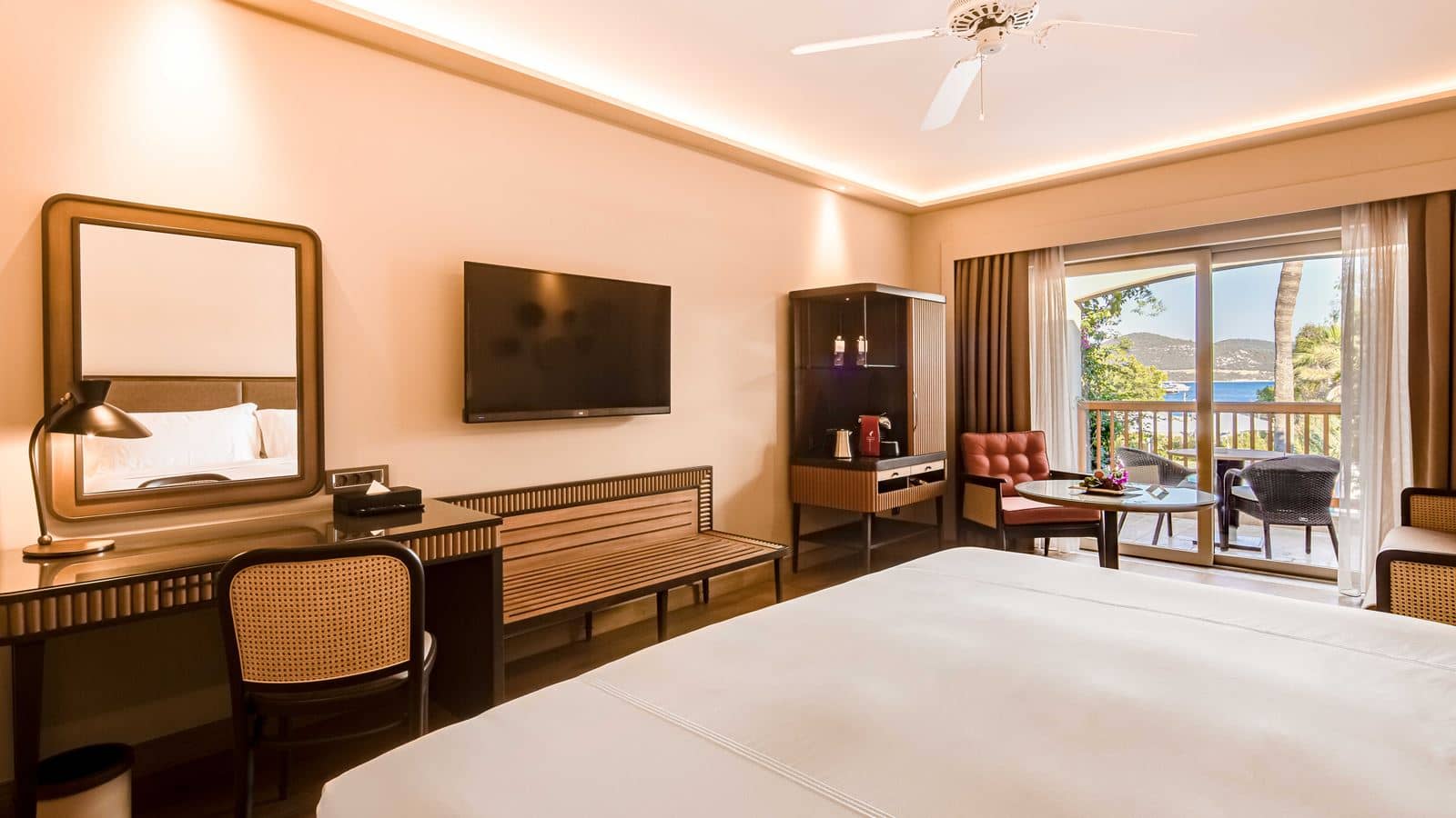 rooms-deluxe-pool-view-room