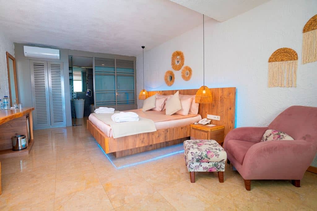 rooms-romantic-with-private-pool