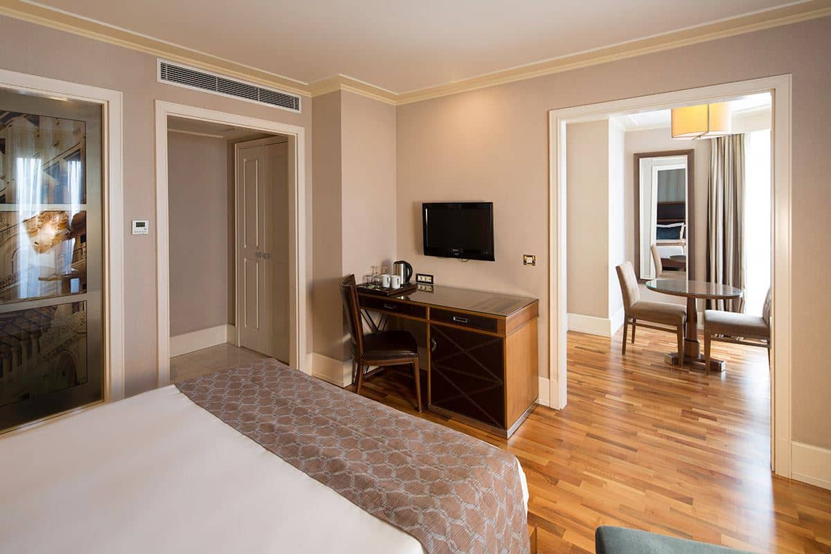 rooms-double-or-twin-superior-city-view
