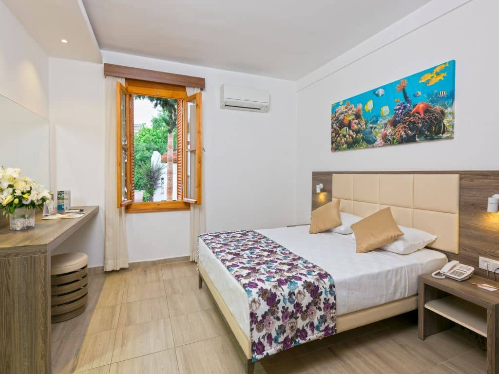 rooms-club-room