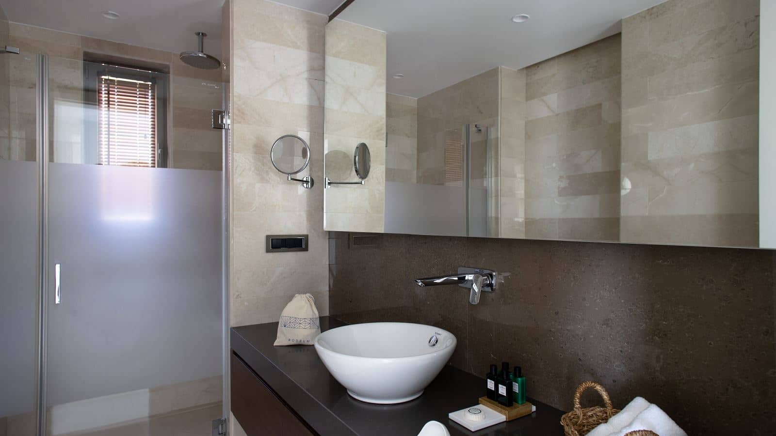 rooms-2-bedroom-sea-view-suite