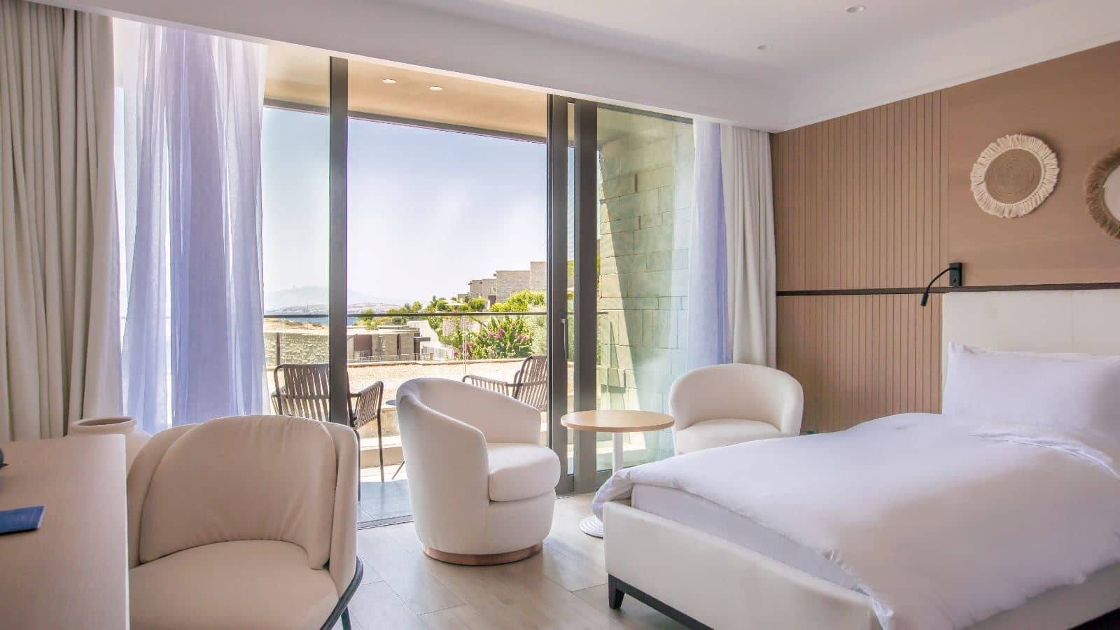 rooms-deluxe-partial-sea-view